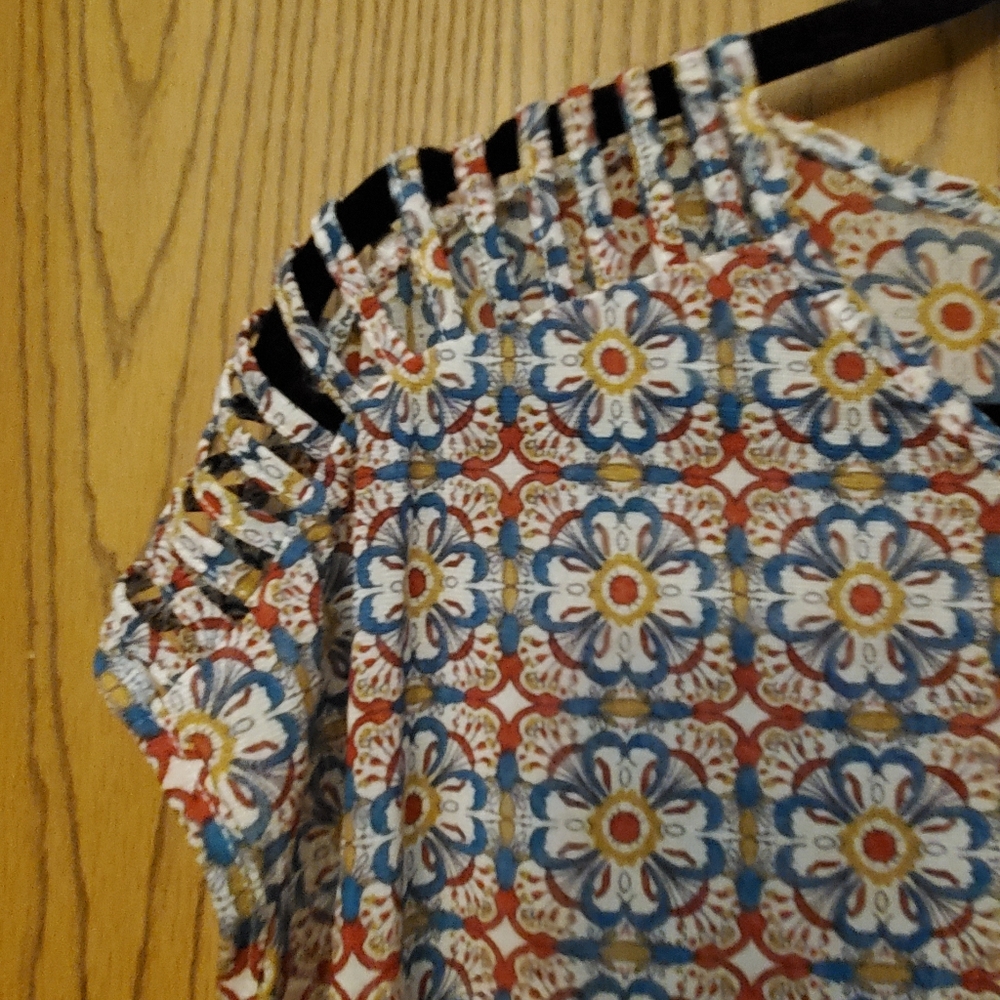 Very light cold shoulder short sleeve top - Picture 2 of 5